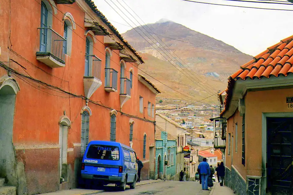 Calle y al fondo el Cerro Rico, Potosí, Bolivia - panoramio
