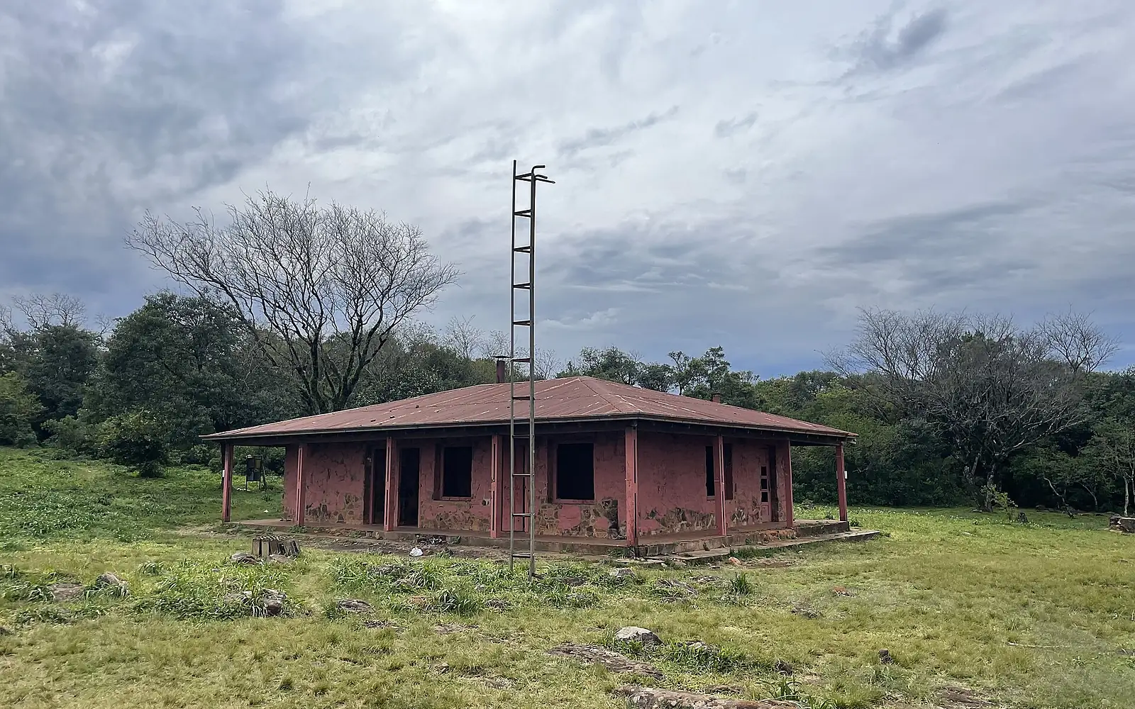 Abandoned building on Cerro Tres Kandú