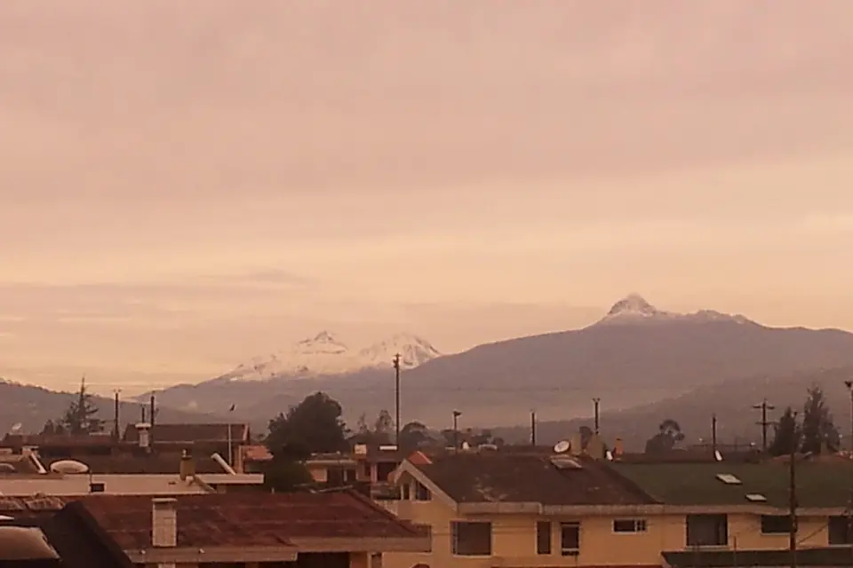 Los Ilinizas y el Corazón vistos desde el valle - panoramio