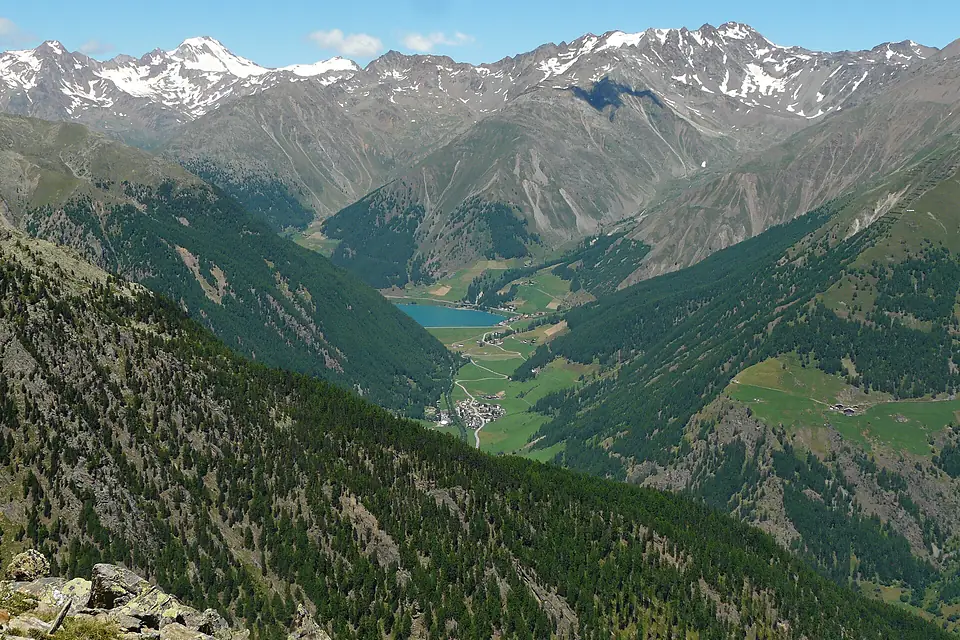 Blick von Kreuzspitze ins Schnalstal