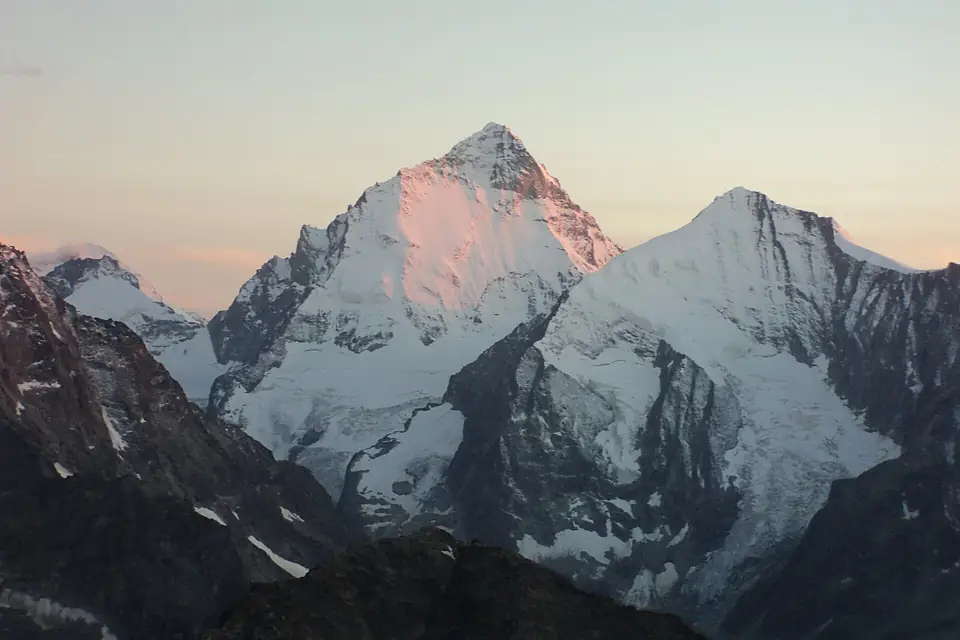 Dent Blanche e Grand Cornier al tramonto visti dalla Cabane de Tracuit