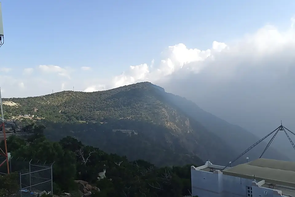 Al Sowda Hill top 03
