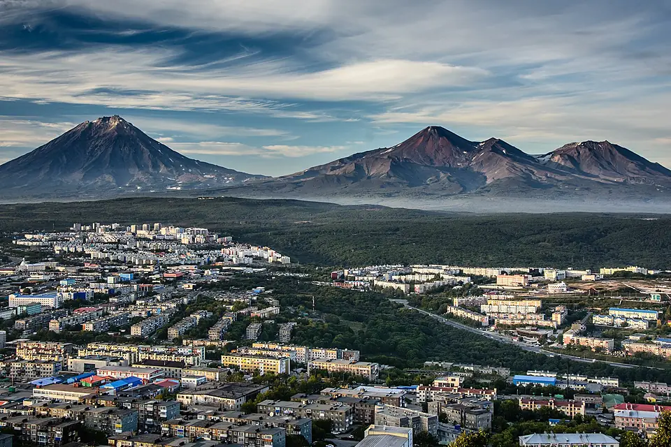 Kamchatka Petropavlovsk-Kamchatsky and its Volcanoes (25022593335)