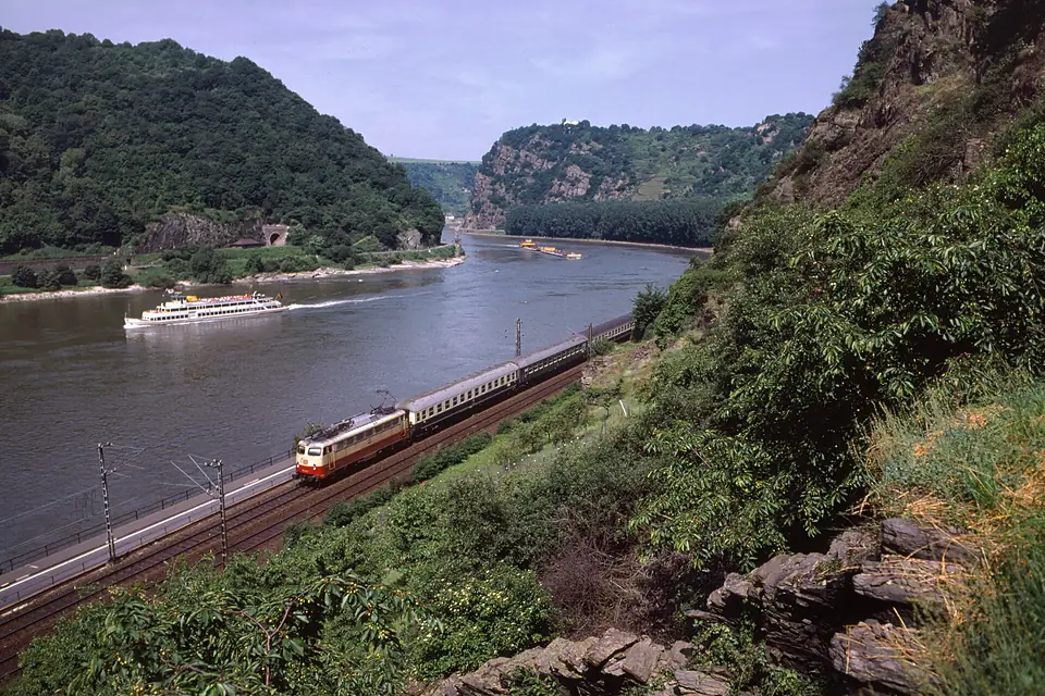 112 mit D 1421 zwischen Sankt Goarshausen und Kaub (Rechte Rheinstrecke), im Hintergrund der Loreley-Felsen