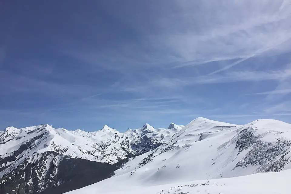 Vistas desde la ladera de Txamantxoia del pico del mismo nombre, Mesa de los Tres Reyes, Petrechema y Acherito