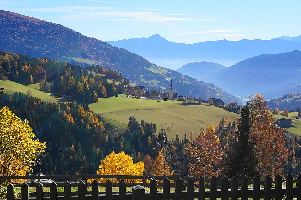 Bergkirche Peter und Paul in Oberwöllan, 1200 m in den Nockbergen mit Blick zu den Karawanken, Mittagskogel