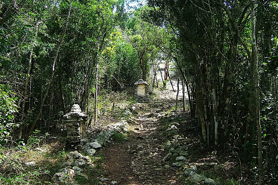 The walk up the trail to The Hermitage. - panoramio