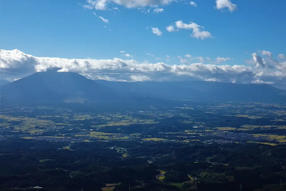 姫神山から岩手山(左)と八幡平(右)を望む2