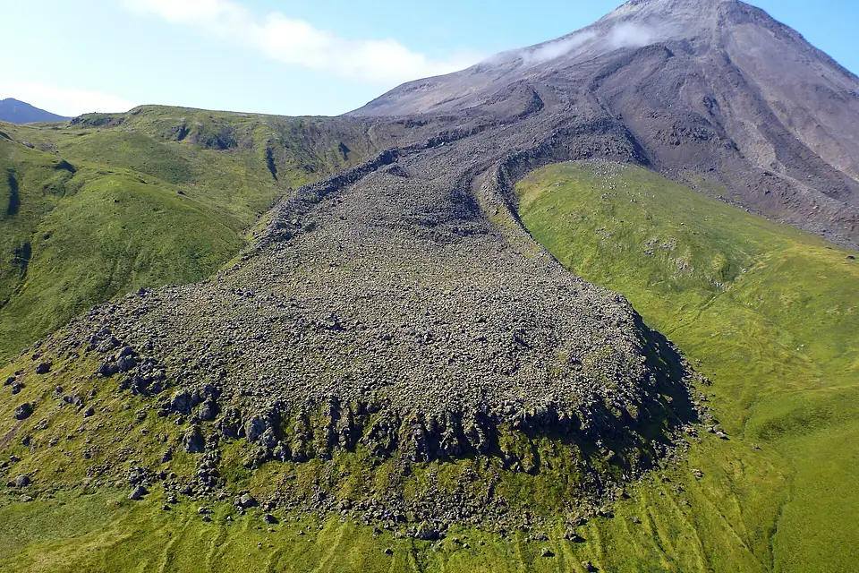 Kanaga Volcano (22432739869)