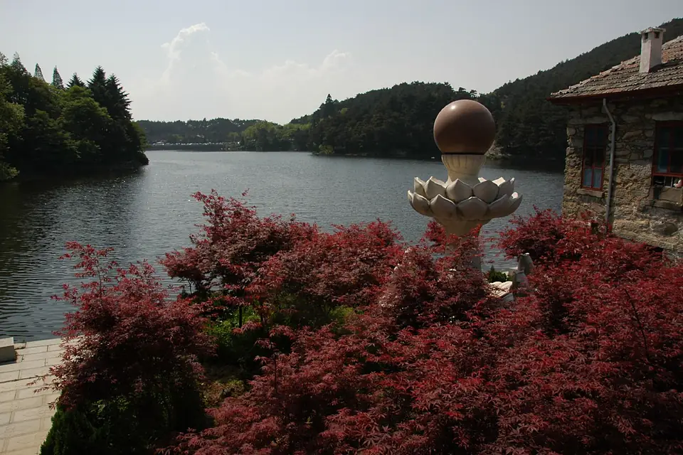 Lake at Mount Lu