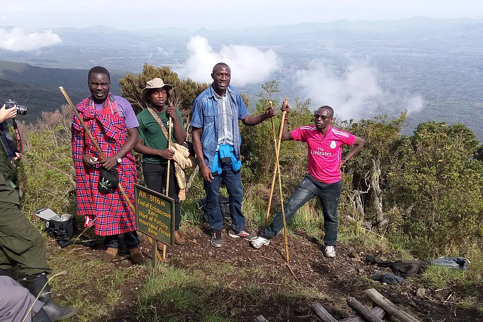 Team hiking on mt.Muhavula