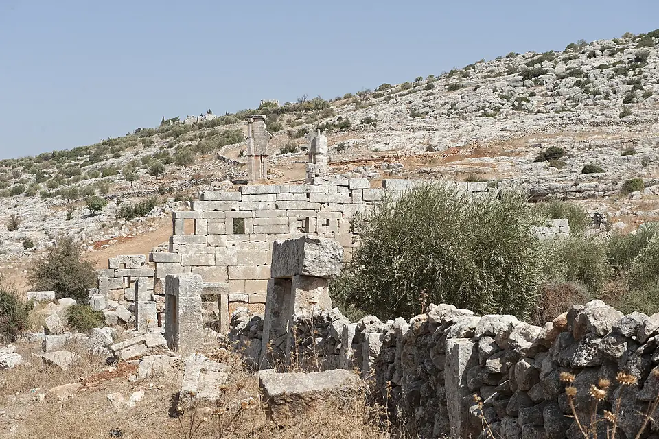 Deir Semaan Unidentified building with in the back the Via Sacra 0492
