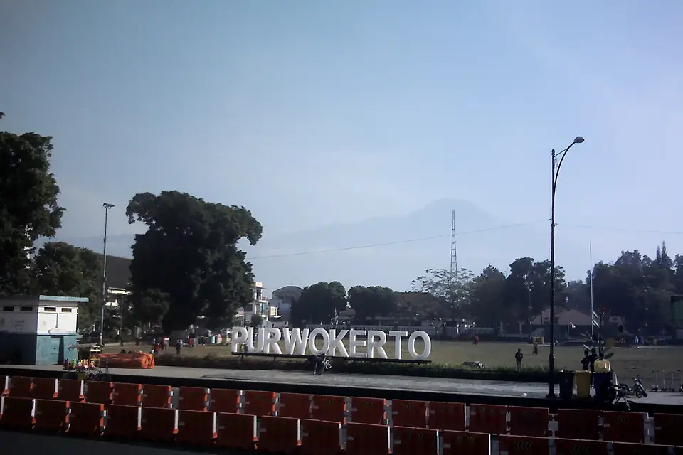 Alun - Alun Purwokerto & Pendapa Si Panji dengan Latar belakang Gunung Slamet