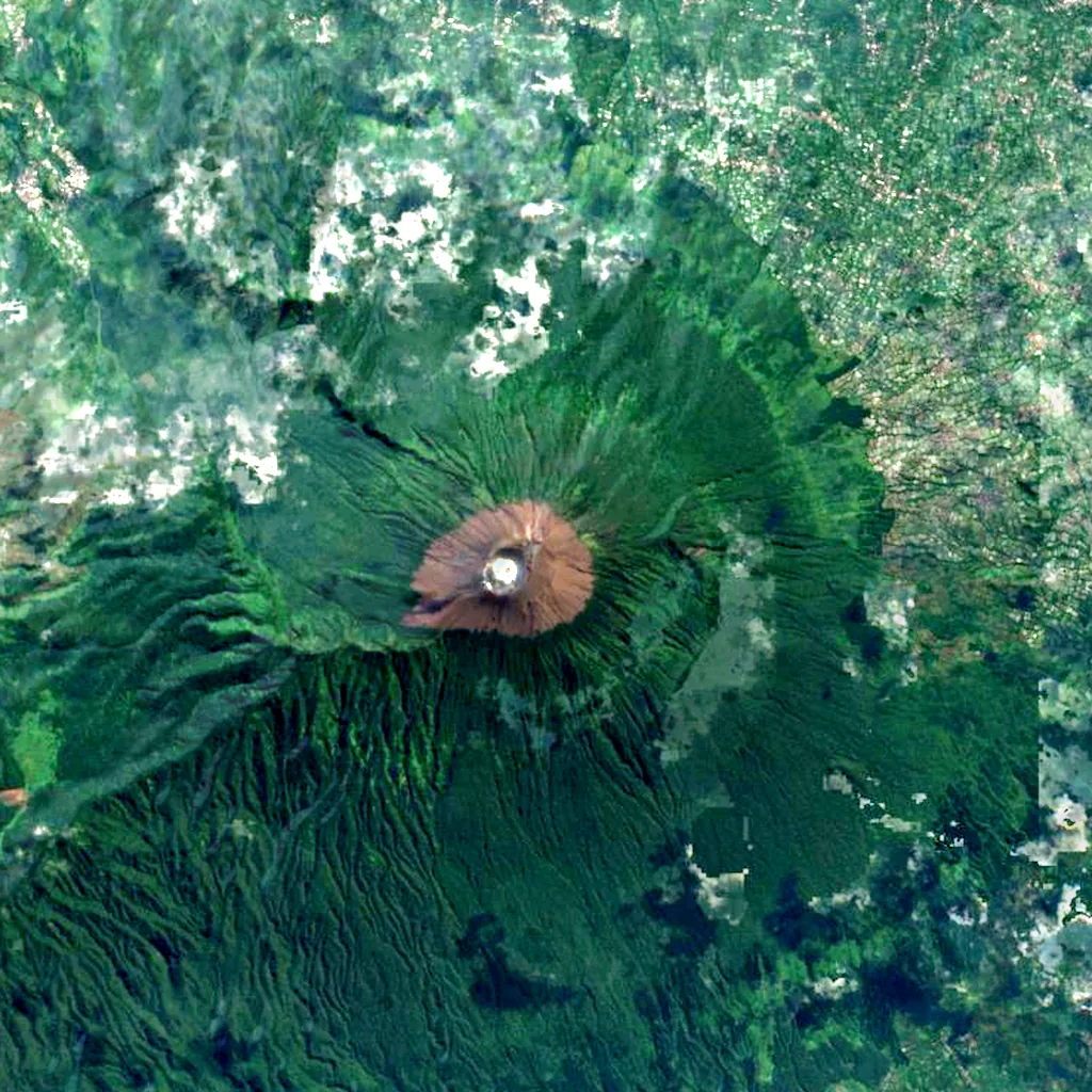 Mountain Slamet seen from above (Sentinel-2)