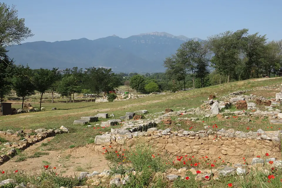 07 El recinte arqueològic de Filipos des del teatre, amb la serra del Pangeo al fons