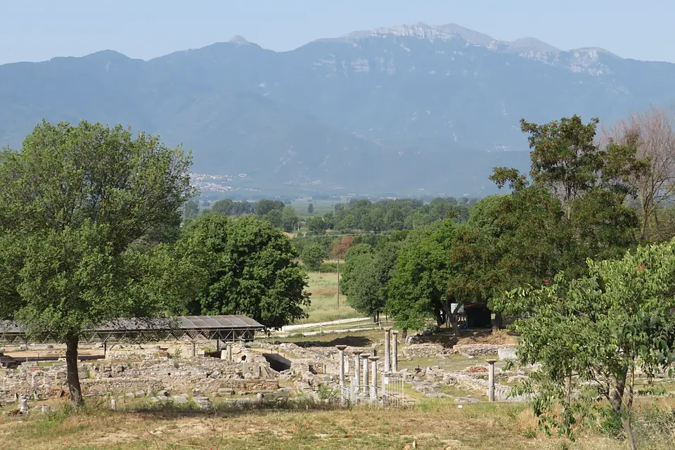 15 Complex episcopal de l'Octàgon (Filipos), pòrtic, al fons la serra del Pangeo
