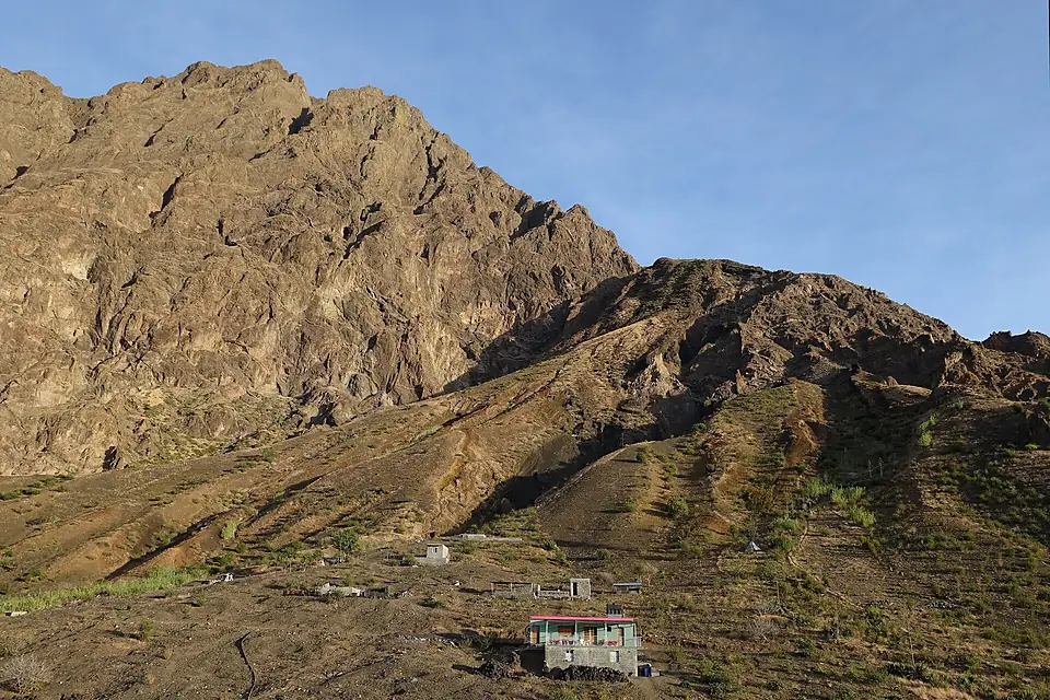 Cha das Caldeiras - Kraterrand mit Häusern am Pico do Fogo