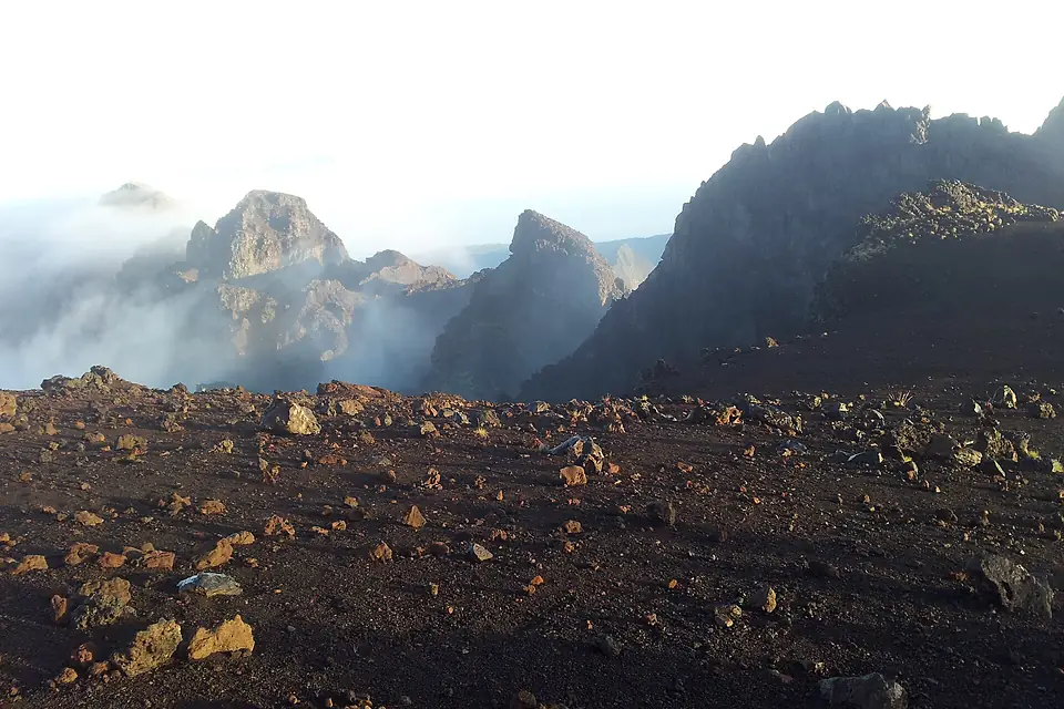 Piton des neiges et le gros morne au lever du jour - panoramio