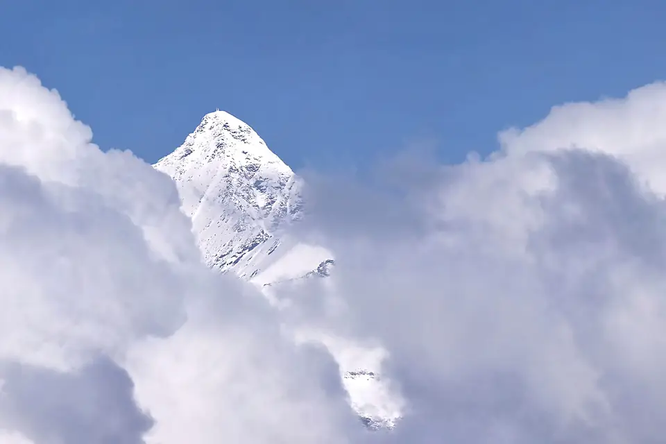 Monte Rocciamelone tra neve e nuvole 01