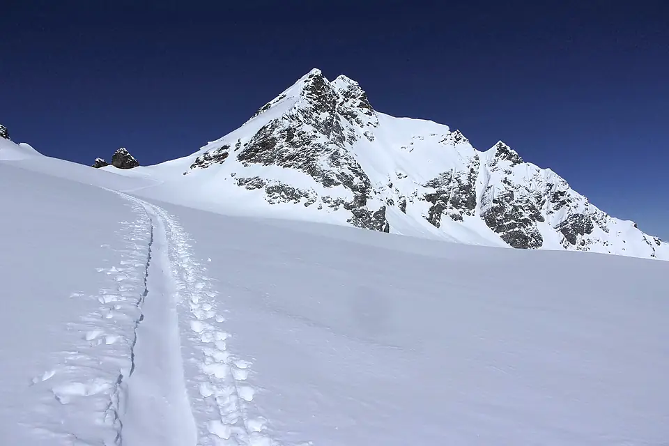 Dunkler Zacken = Punkt 3082 an Egghornlücke und Silvrettahorn
