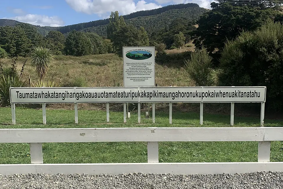 World longest place name (Taumatawhakatangihangakoauauotamateapokaiwhenuakitanatahu)