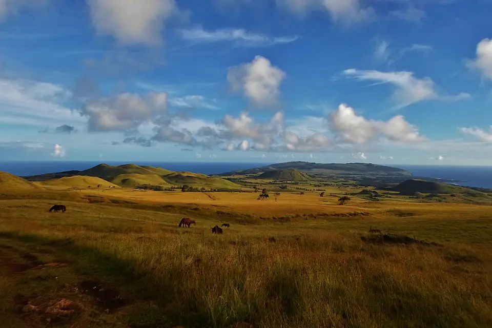 Vista general de la Isla de Pascua y sus varios volcanes