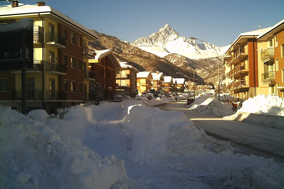 Il Monviso visto da via Crissolo a Paesana