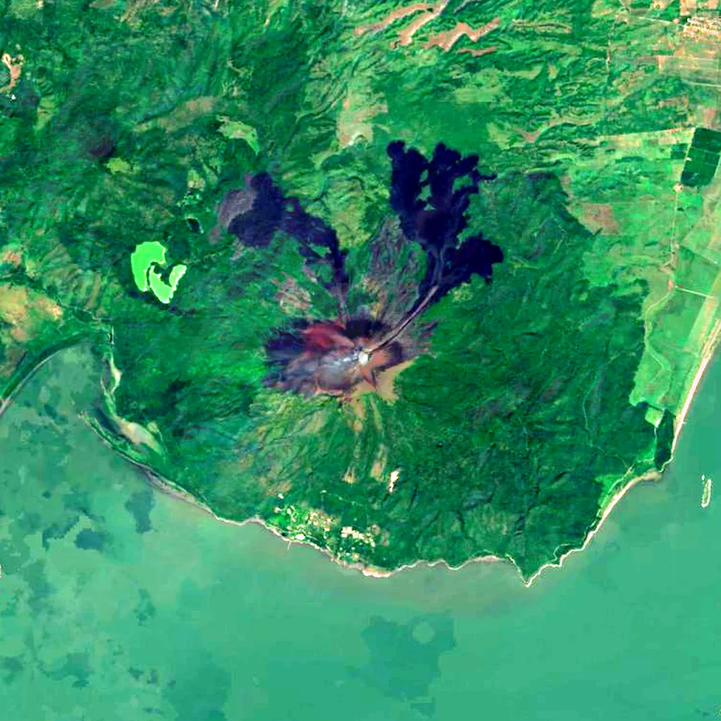 Volcán Momotombo seen from above (Sentinel-2)